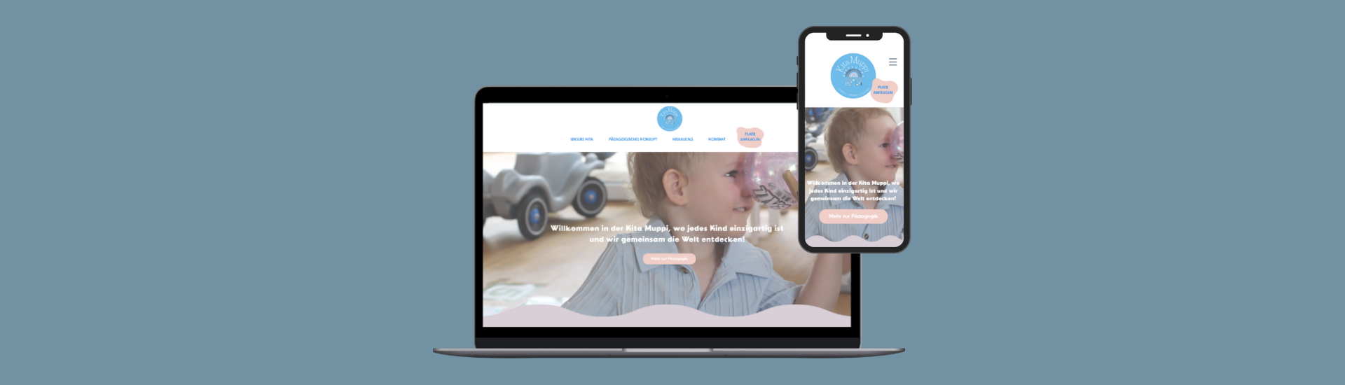 Mockup einer responsiven Webseite für die Kita Muppi, dargestellt auf einem Laptop und einem Smartphone. Die Webseite zeigt ein fröhliches Kind, das mit einem transparenten Ball spielt, mit sanften Pastellfarben und kinderfreundlichem Design. Der Text auf der Seite begrüsst Besucher und betont die Einzigartigkeit jedes Kindes. Die Navigation enthält Links zu Konzept, Betreuung und Platzanfragen.