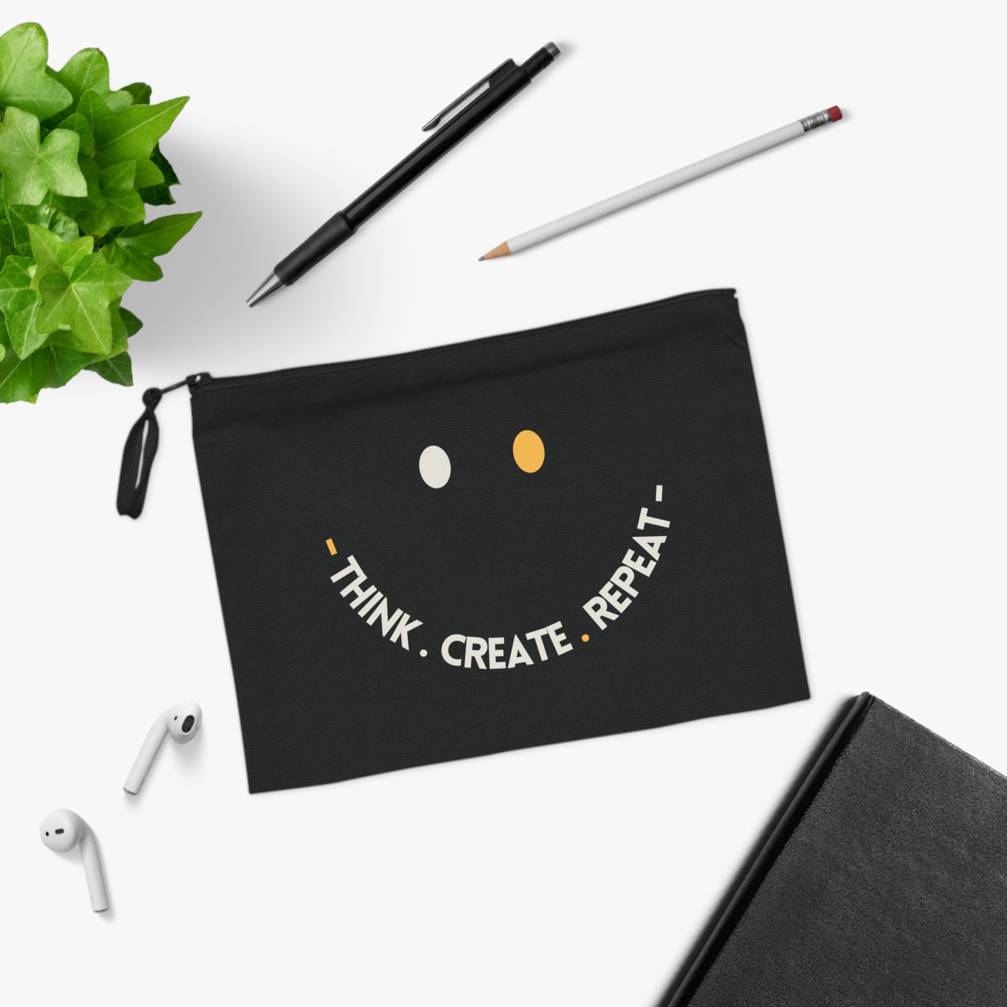Schwarzes Arbeit & Reise Etui mit THINK. CREATE. REPEAT. Design, auf Schreibtisch mit Zubehör.