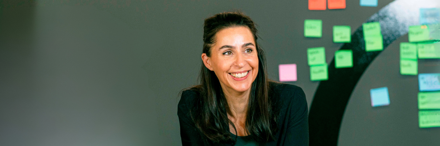 Sabine Schwärzler, Gründerin von 360° Digital, Macherin und Beraterin, spezialisiert auf eCommerce und 360 Grad Marketing -  in einem kreativen Meeting-Setting.