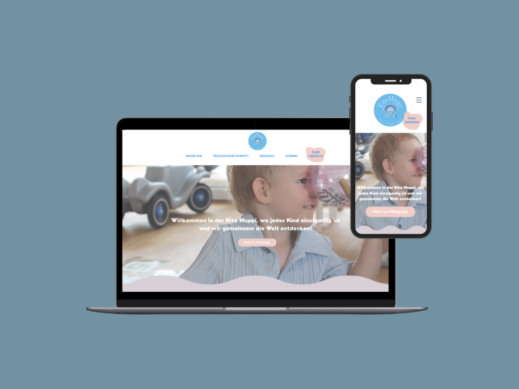 Mockup der responsiven Webseite der Kita Muppi, dargestellt auf einem Laptop und einem Smartphone. Die Startseite zeigt ein lachendes Kind, das mit einem transparenten Ball spielt, sowie das Logo der Kita in Blau mit dem Schriftzug 'Leben | Lernen | Lachen'. Die sanfte Farbgestaltung in Pastelltönen und kinderfreundliche Designelemente unterstreichen die einladende Atmosphäre. Navigationselemente beinhalten Links zu Konzept, Betreuung und Platzanfragen.